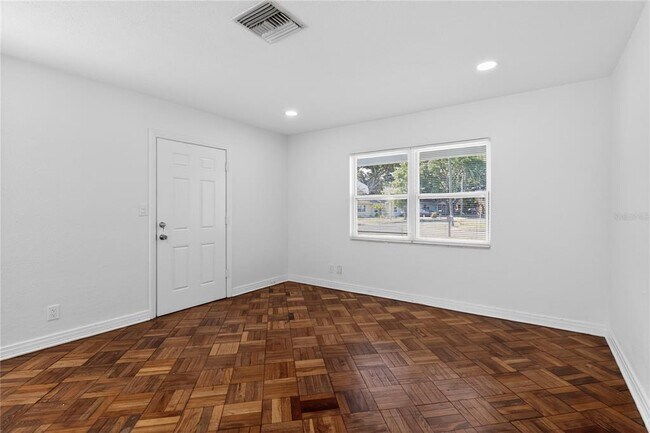 Building Photo - 1060 Iroquois St