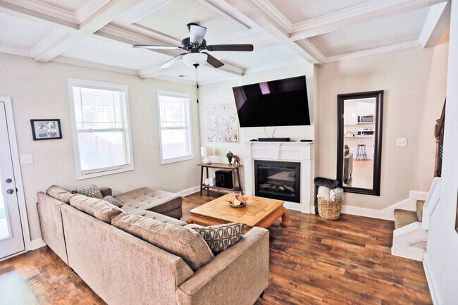 Building Photo - 1328 Black Oak Cir