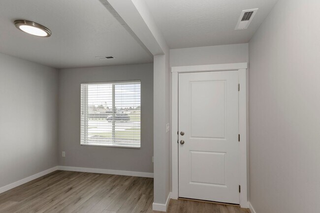 Building Photo - Adorable and affordable attached townhome for rent in Nampa! A must see!