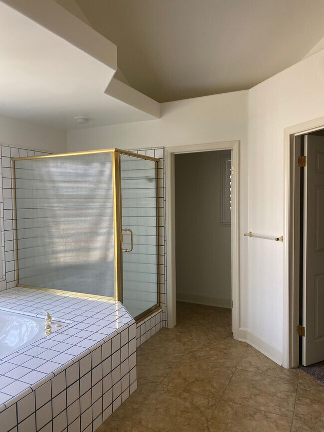 Building Photo - Gorgeous 3 Bedroom 2 Bath Home