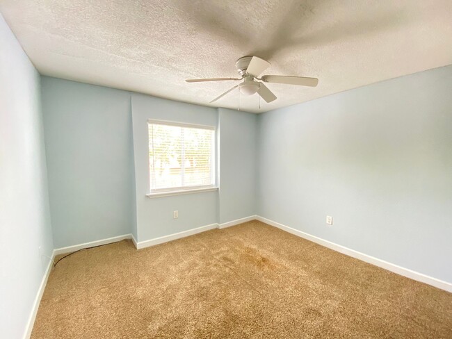 Building Photo - Spacious 3 bedroom, 2 bathroom Condo Locat...