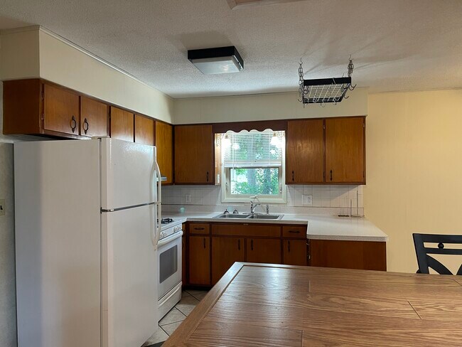 Building Photo - 102 Oaklawn Cir