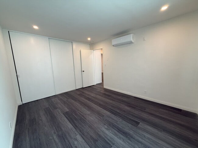 Building Photo - 525 Fischer, 1