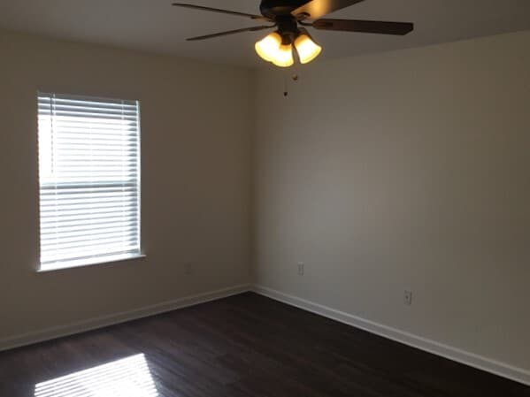 Building Photo - 351 N Twin Maple Rd