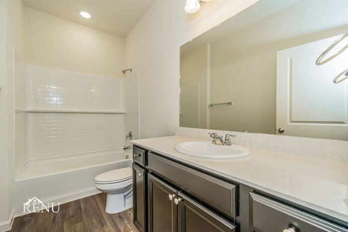 Building Photo - 470 London Dr