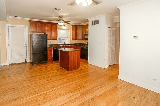 Building Photo - 628 W Roscoe St