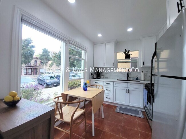 Building Photo - 1023 E 1st St