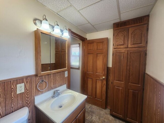 Building Photo - Charming 2-Bedroom Home On Terre Hautes North Side Near Terre Town School