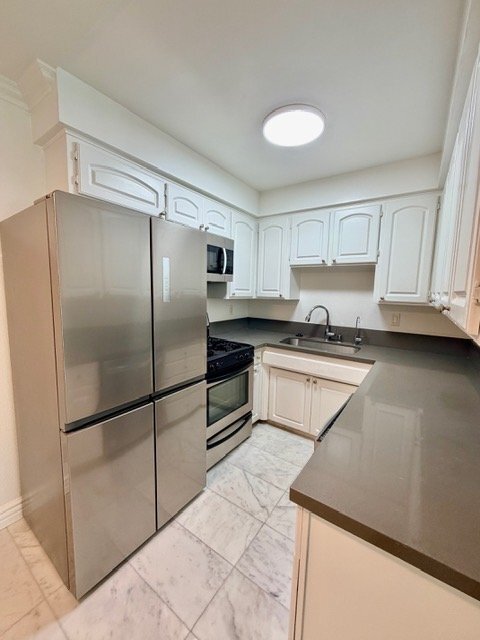 Building Photo - 1595 E Chevy Chase Dr