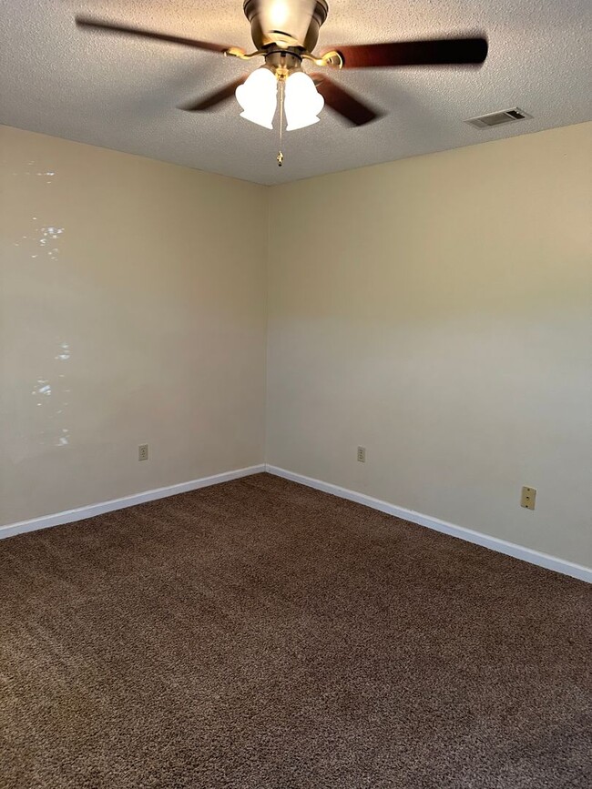 Building Photo - 3 Bedroom 2 Bath Pet Friendly Home.