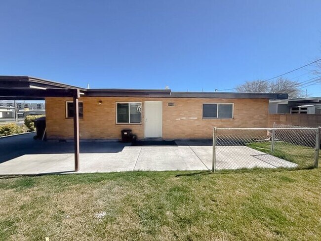 Building Photo - 2 Bed 1 Bath - New carpet - New paint - Great location!