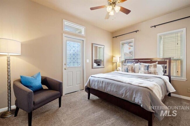 Building Photo - SE Boise 2 Story Charmer