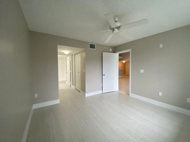 Building Photo - 1600 Crestwood Ct S