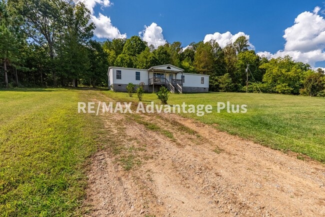 Building Photo - Spacious 4 bedroom home in private setting