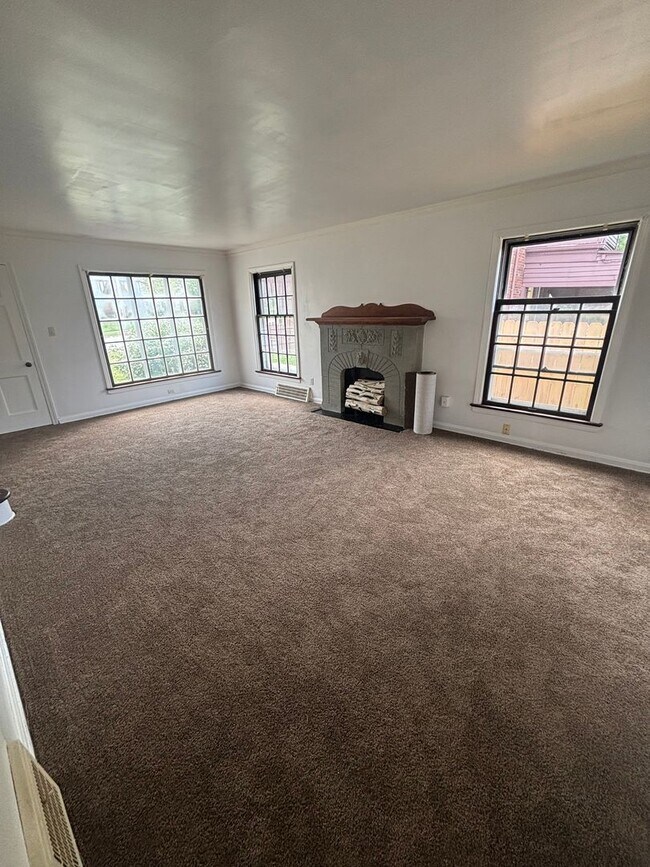 Building Photo - 3bd Single Section 8 WATER/SEWER INCLUDED