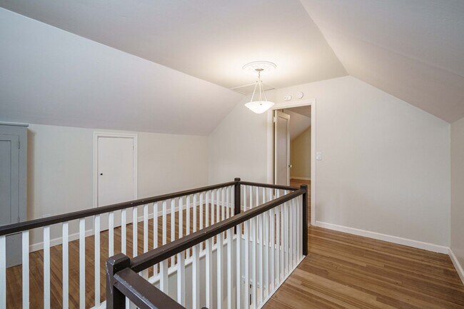 Building Photo - PET FRIENDLY Super Cute Craftsman Home 3 bedroom 1 Bath with Basement