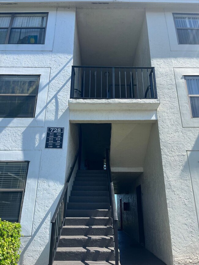 Building Photo - ONE BEDROOM ONE BATHROOM!! WATERFRONT COMMUNITY