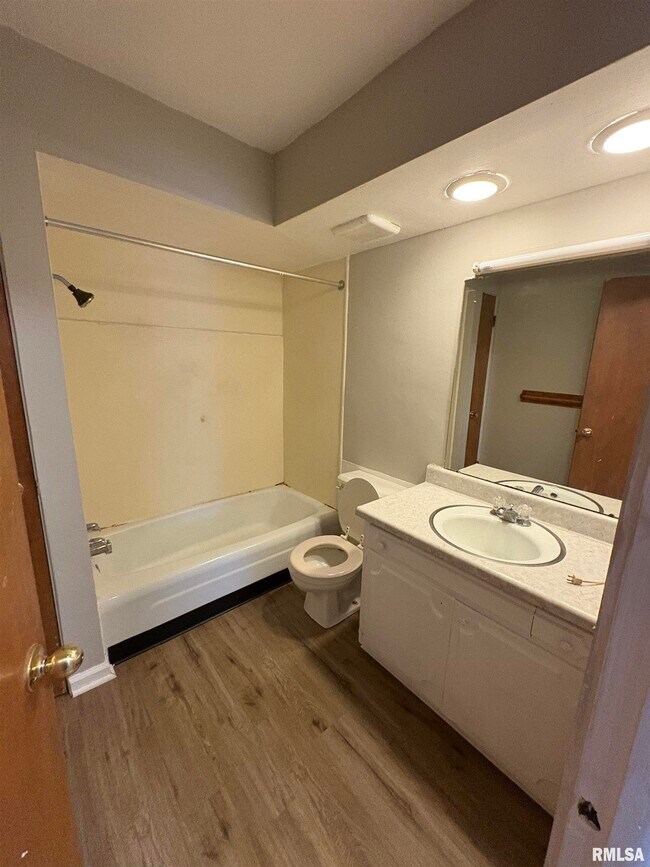 Building Photo - 760 E Shore Dr