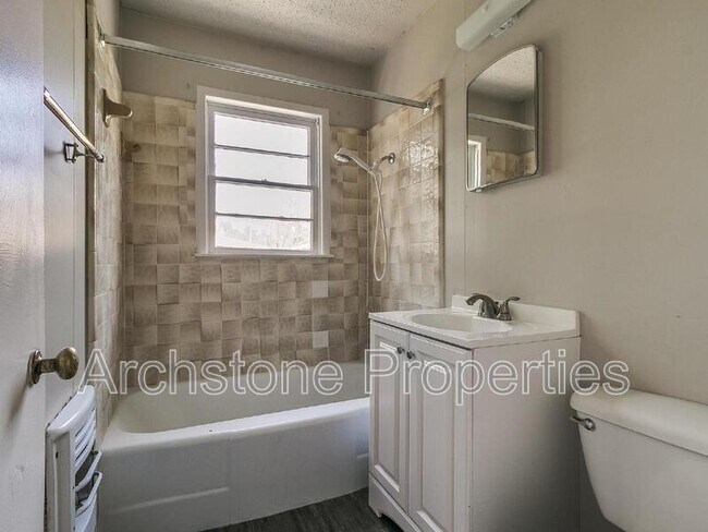 Building Photo - 2305 Mustang St