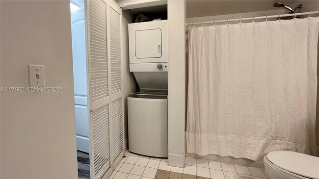 Building Photo - 1200 Brickell Bay Dr