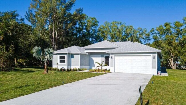 Building Photo - 419 SW Namoit Pl