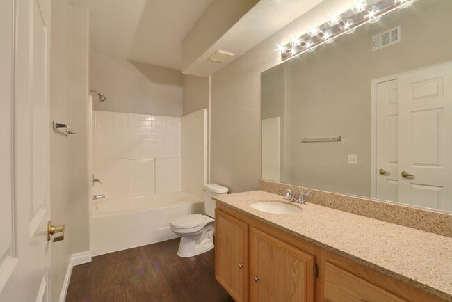 Building Photo - Upgraded Northwest 1 Bedroom Condo with At...
