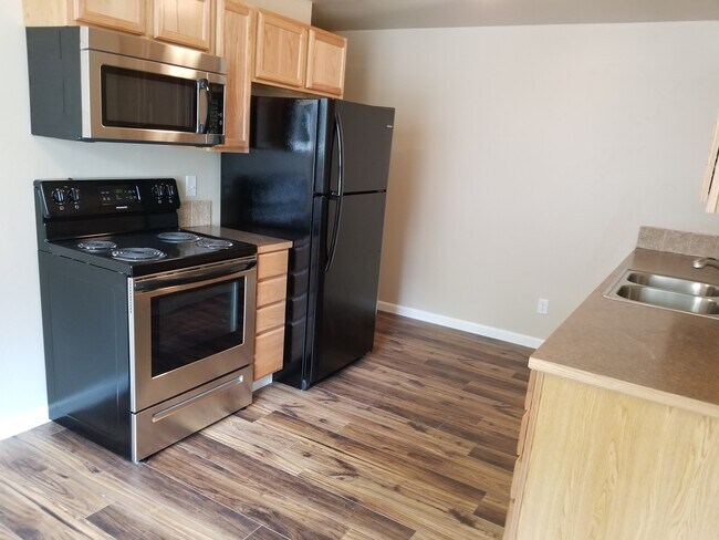 Building Photo - Spacious & Updated 3 bedrooms +large rec room 2 baths, landscaped