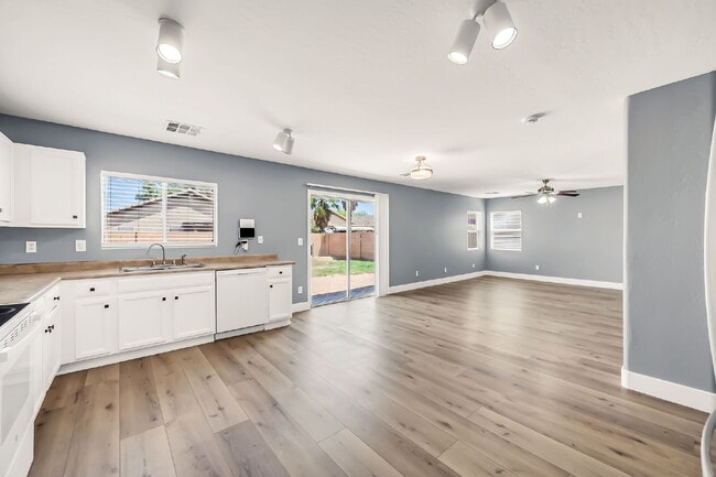 Building Photo - 2422 E Olivine Rd