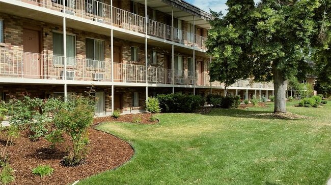 Building Photo - Available Soon-Beautiful Balcony Apartment!