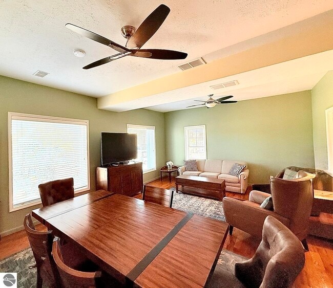 Building Photo - 201 River St