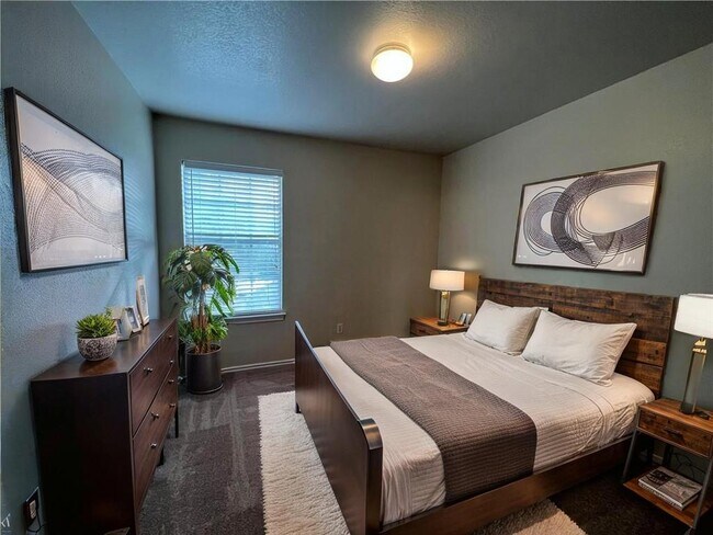 Building Photo - 1033 Christopher Ave