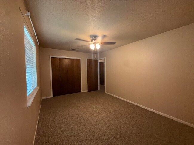 Building Photo - 901 Eden Ln