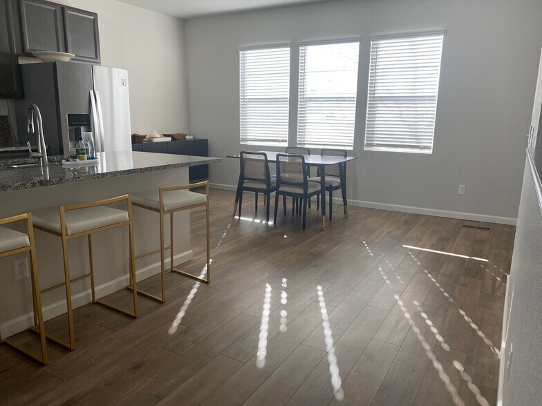 Building Photo - 8848 Fraser River Lp