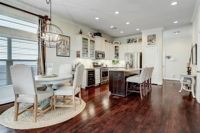 Building Photo - 5805 Larkin St