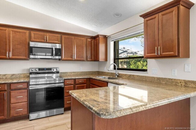Building Photo - 2386 SW Creekside Dr