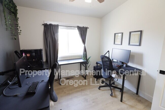 Building Photo - 908 NW Spruce Tree Pl
