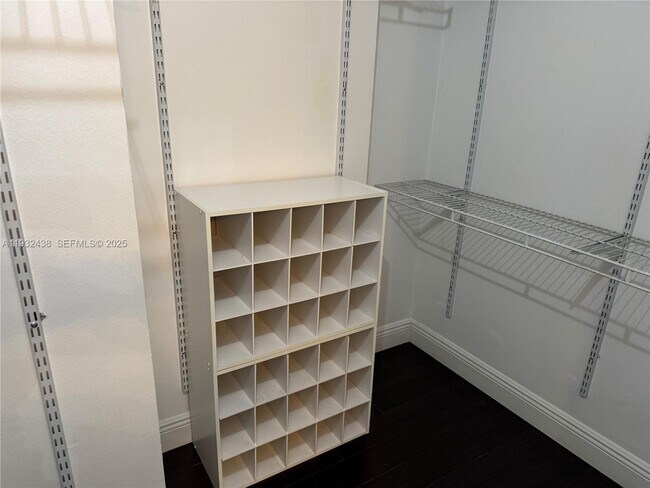 Building Photo - 185 Lakeview Dr