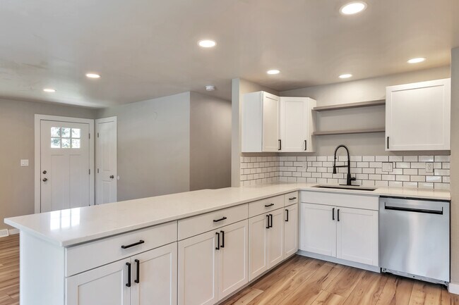 Open concept kitchen - 10 S Busch Ln