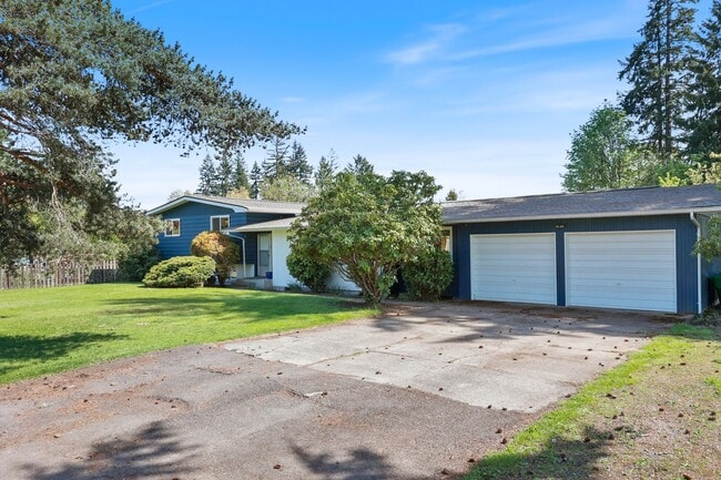 Building Photo - Room to roam! 3 bed, living, dining, den, ...