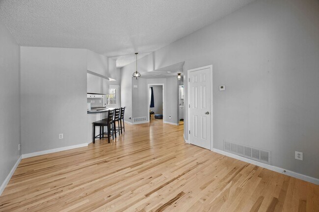 Building Photo - 2 Bed/1 Bath Close to Buckley Space Force