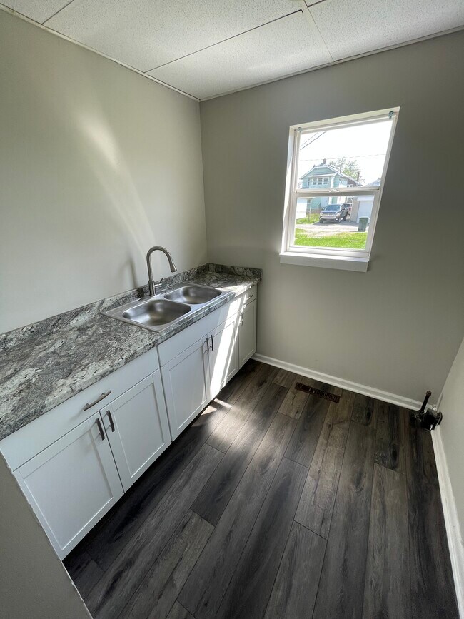 Building Photo - 495 Frebis Ave