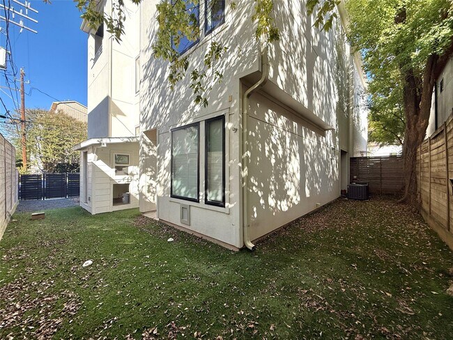 Building Photo - 707 W Clay St