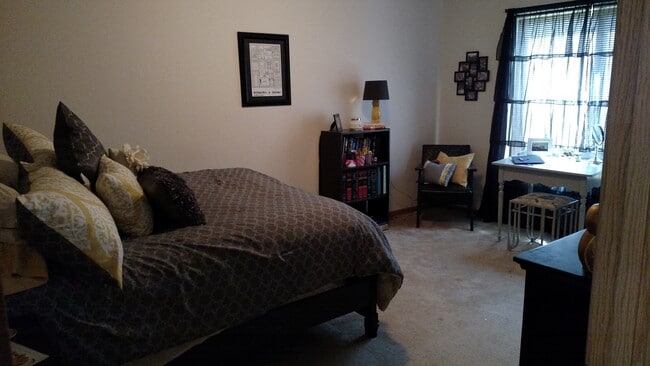 Building Photo - Large One Bedroom Walking Distance to UIHC, Available 7/1/2026