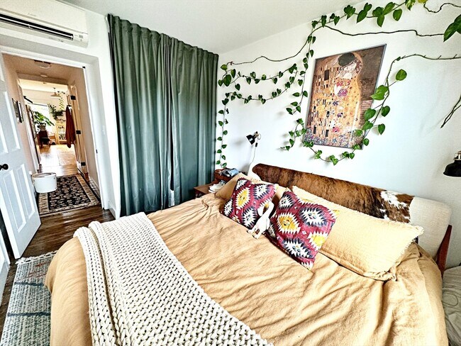 Building Photo - 264 Sumner St