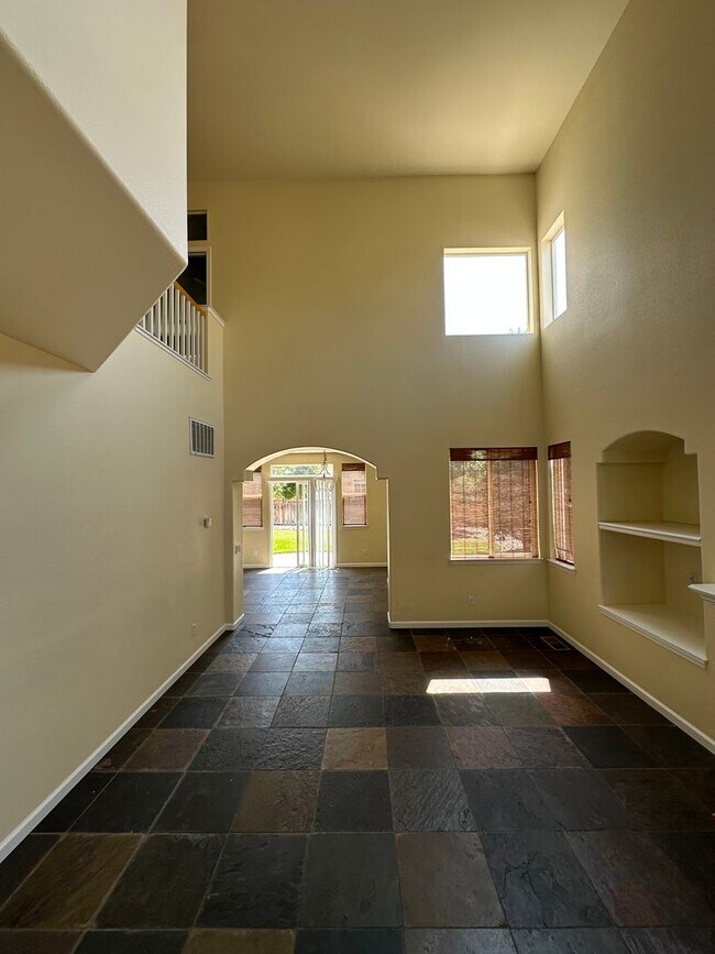 Building Photo - Beautiful 3 bedroom, 2.5 bath two story home