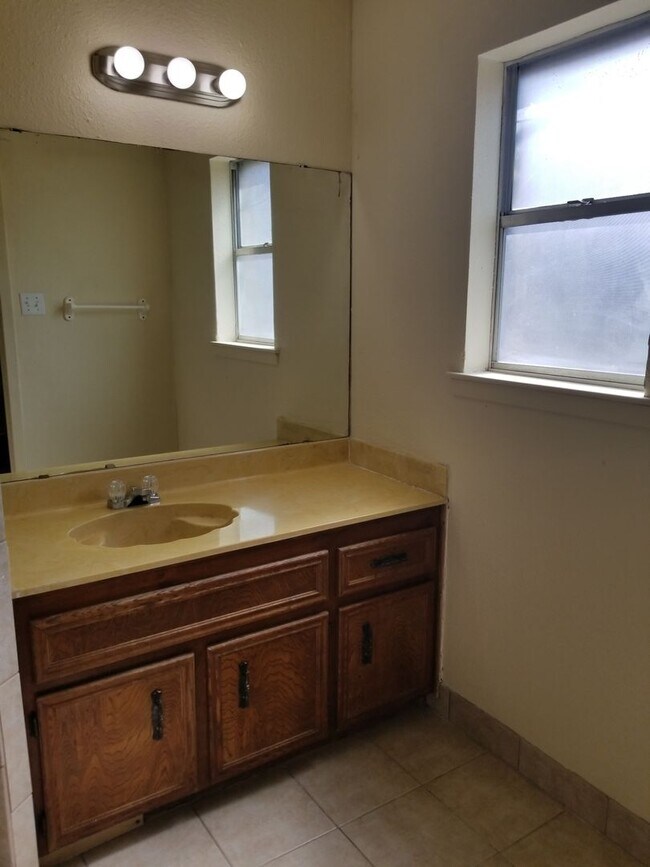 Building Photo - 1710 Kangaroo Ave