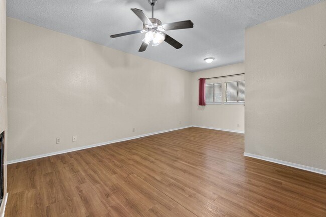 Building Photo - IMMEDIATE MOVE IN: West Campus 2 Bed/2 Bath