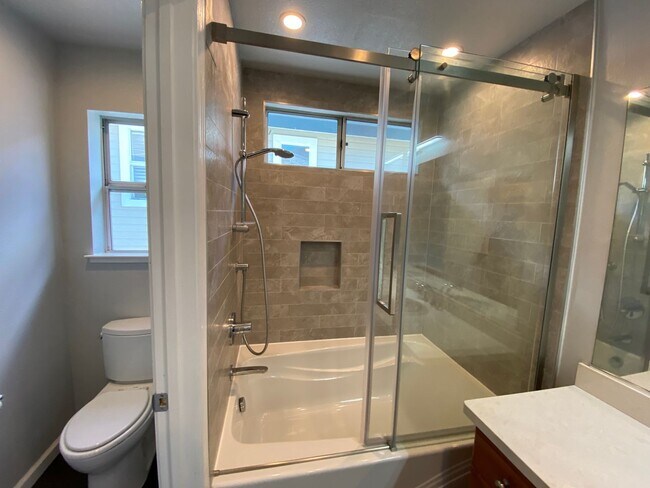 Building Photo - ALMADEN LAKE - Updated townhome with centr...