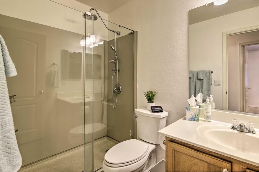 Building Photo - 1021 S 167th Ln