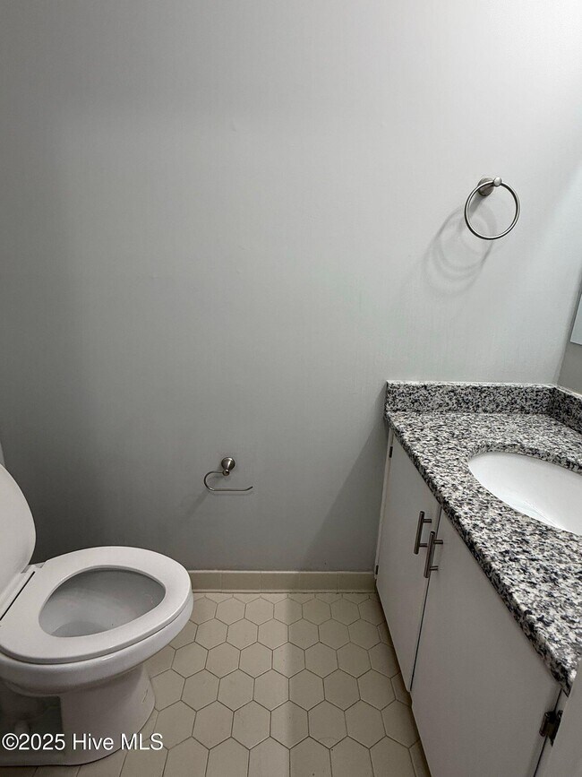 Building Photo - 1107 Greenway Dr
